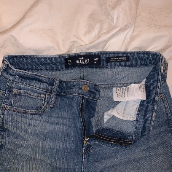 Hollister High Rise Mom Jean !! 🤍 - Picture 3 of 6